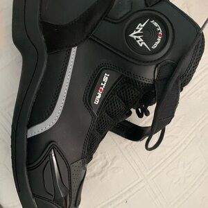 Black Athletic Shoes with Breathable Design and Enhanced Comfort